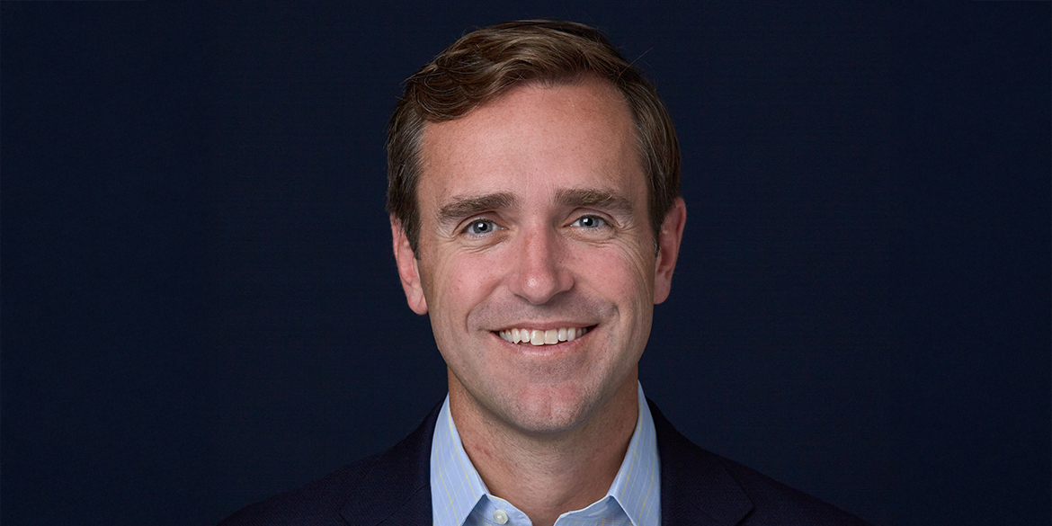 Brian Vahaly sonríe.