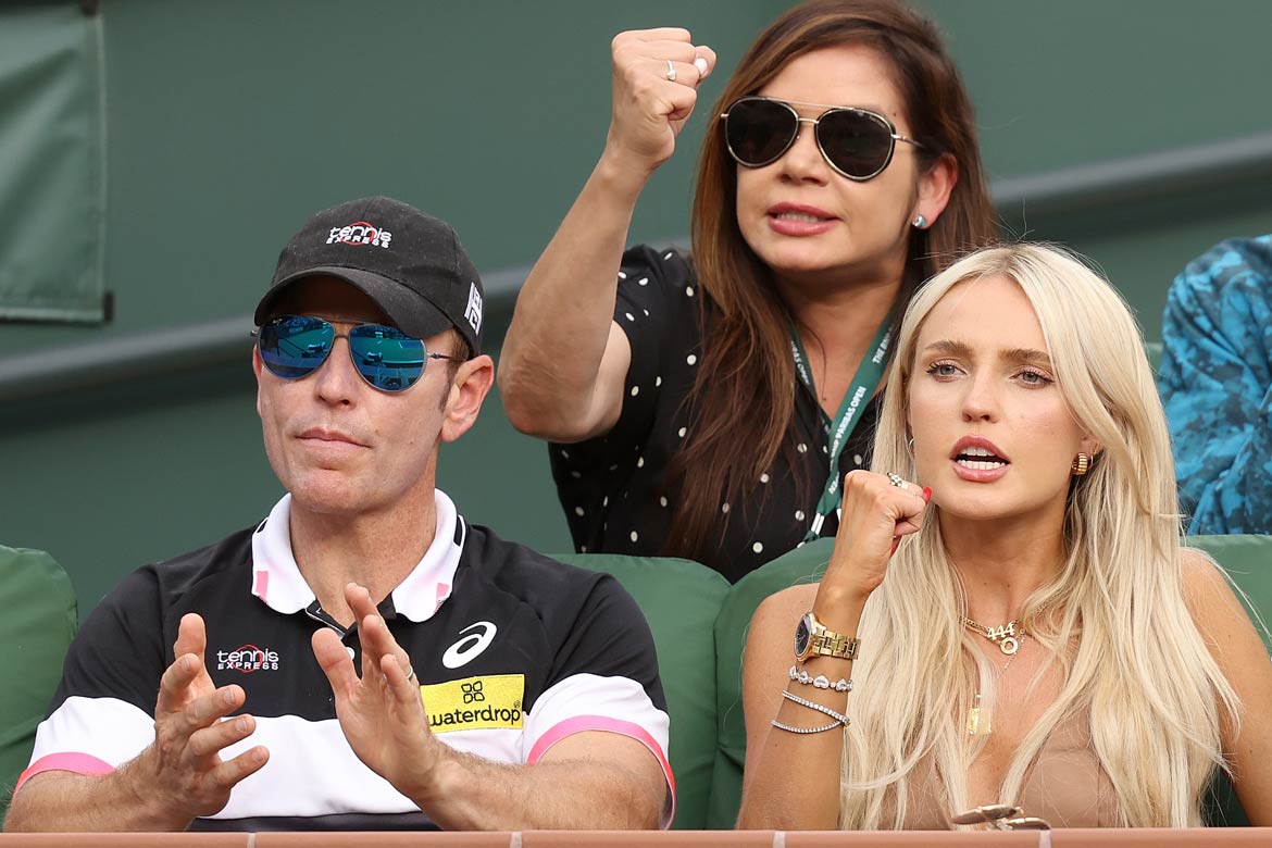 Michael Russell, su esposa Lilly Russell y Morgan Riddle en Indian Wells en 2024. Fotografía de Matthew Stockman/Getty Images.