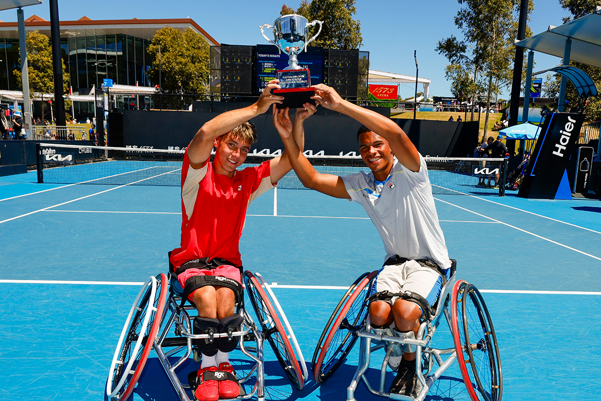 Charlie Cooper y Luiz Calixto levantan su trofeo sobre sus cabezas.